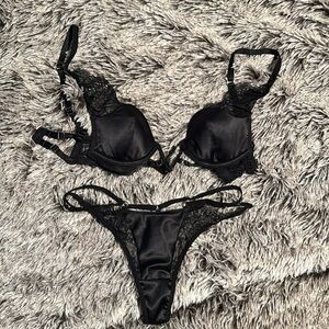 Thistle and Spire Lingerie Set
Thong size: small, Bra size: 32B